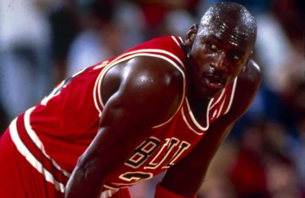 Je ne peux pas vérifier la pertinence du titre sans accéder au contenu de l'article original, mais je peux proposer un autre titre basé sur les éléments visibles : La légende de Jordan racontée par ses rivaux: l'homme au-delà du sport