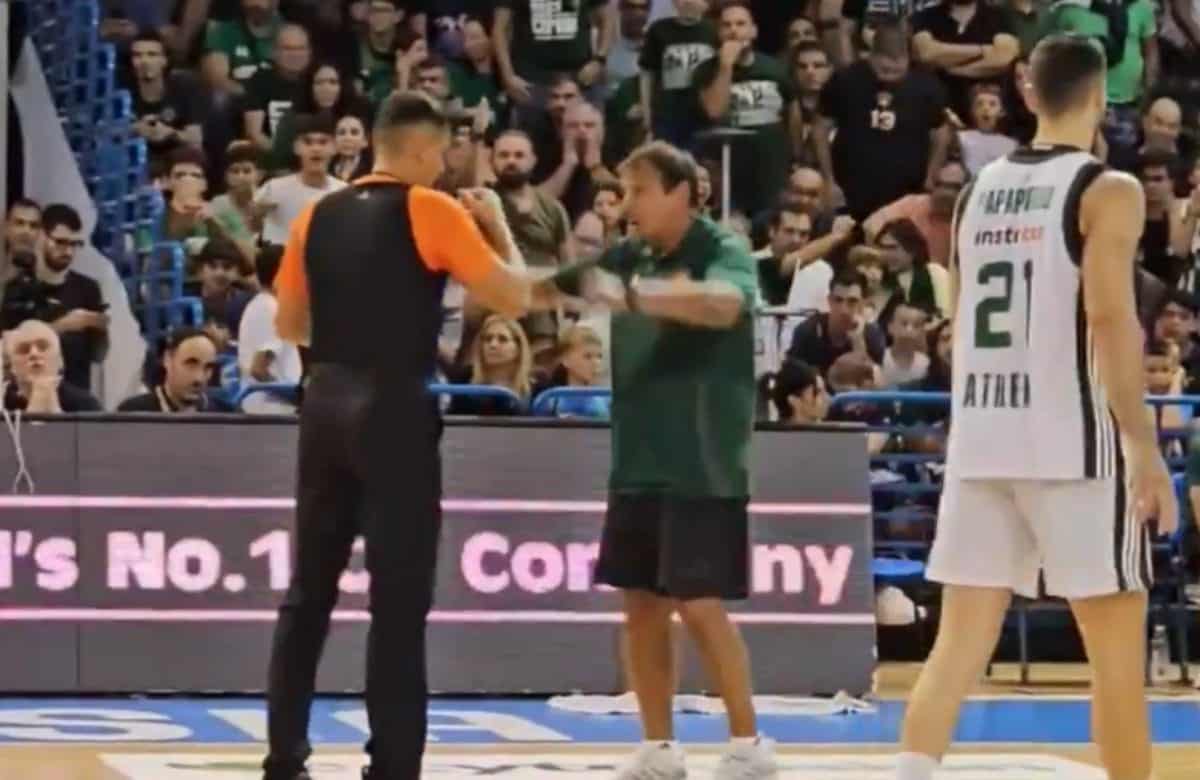 Scandale en pré-saison : l'entraîneur de Panathinaikos expulsé pour une banderole politique !