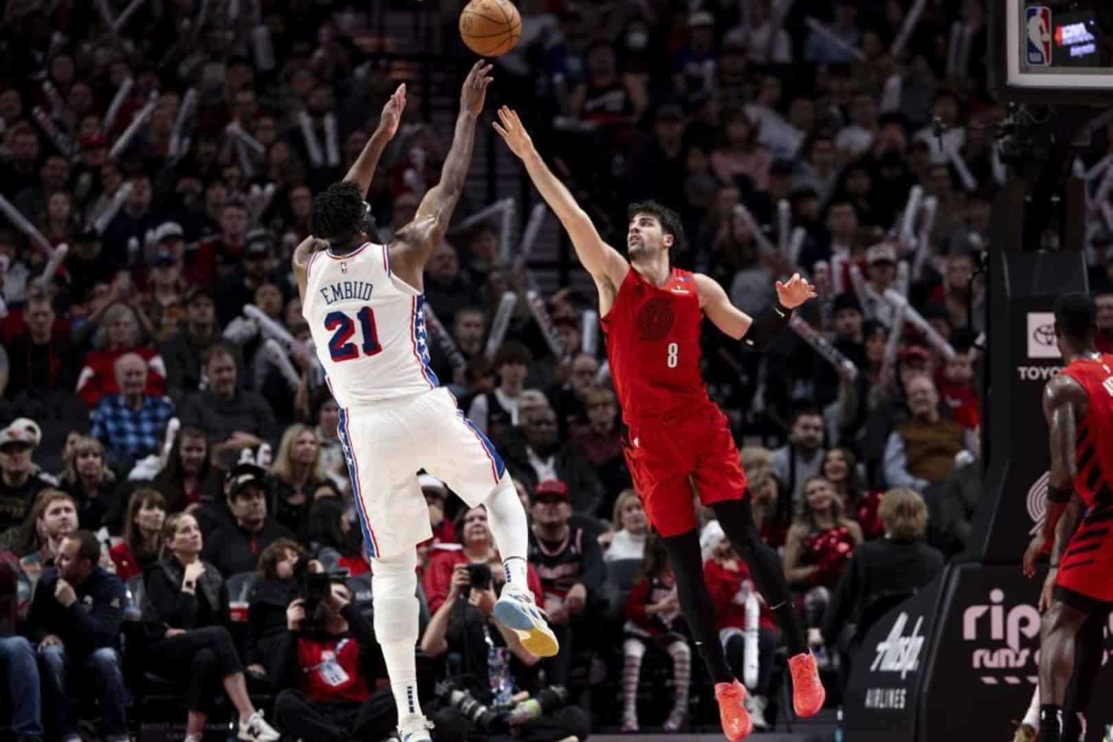 Embiid brille après une année troublée: meilleur match de la saison avec les Sixers