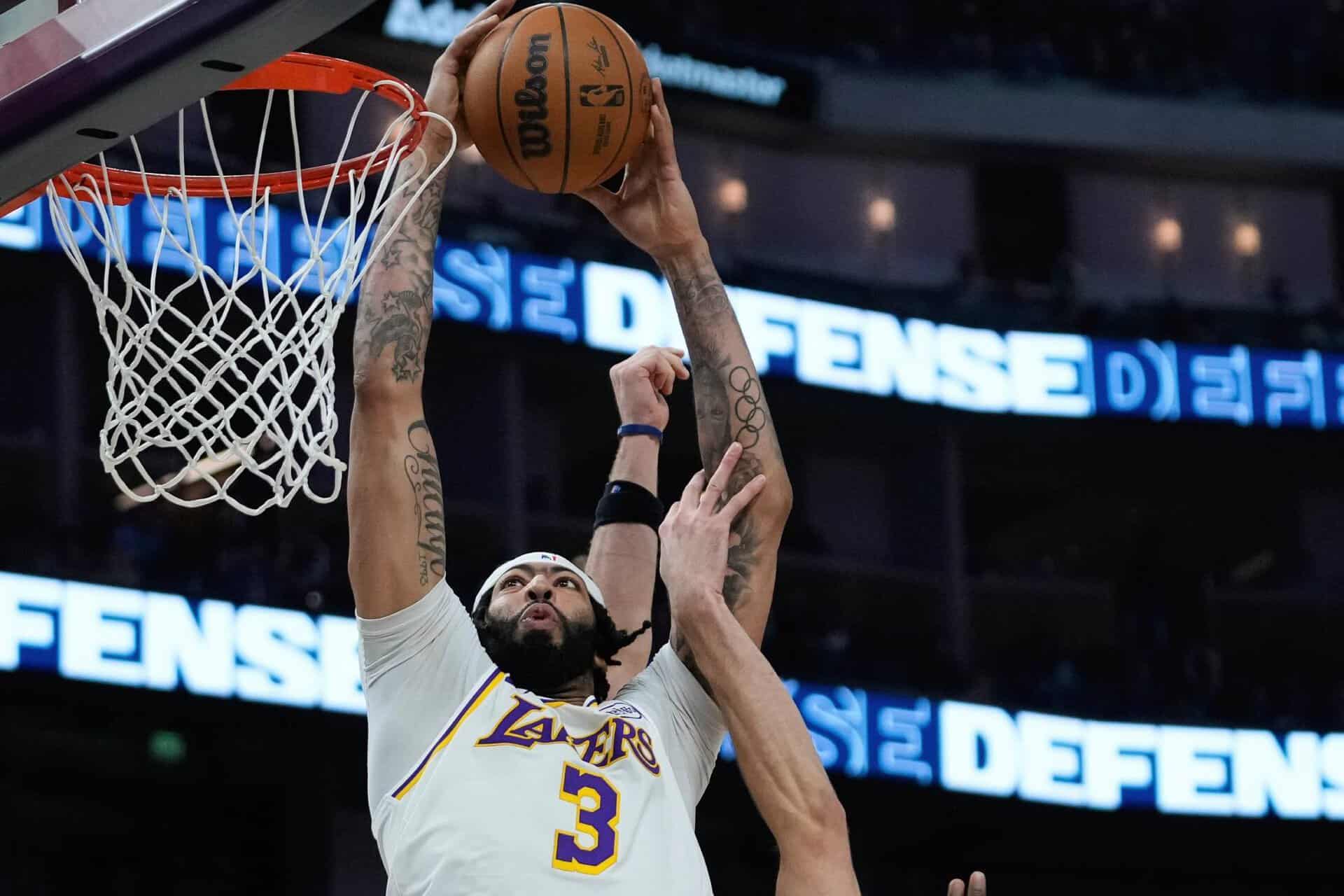 Anthony Davis brille avec 43 points pour les Lakers, LeBron ajoute 22 points
