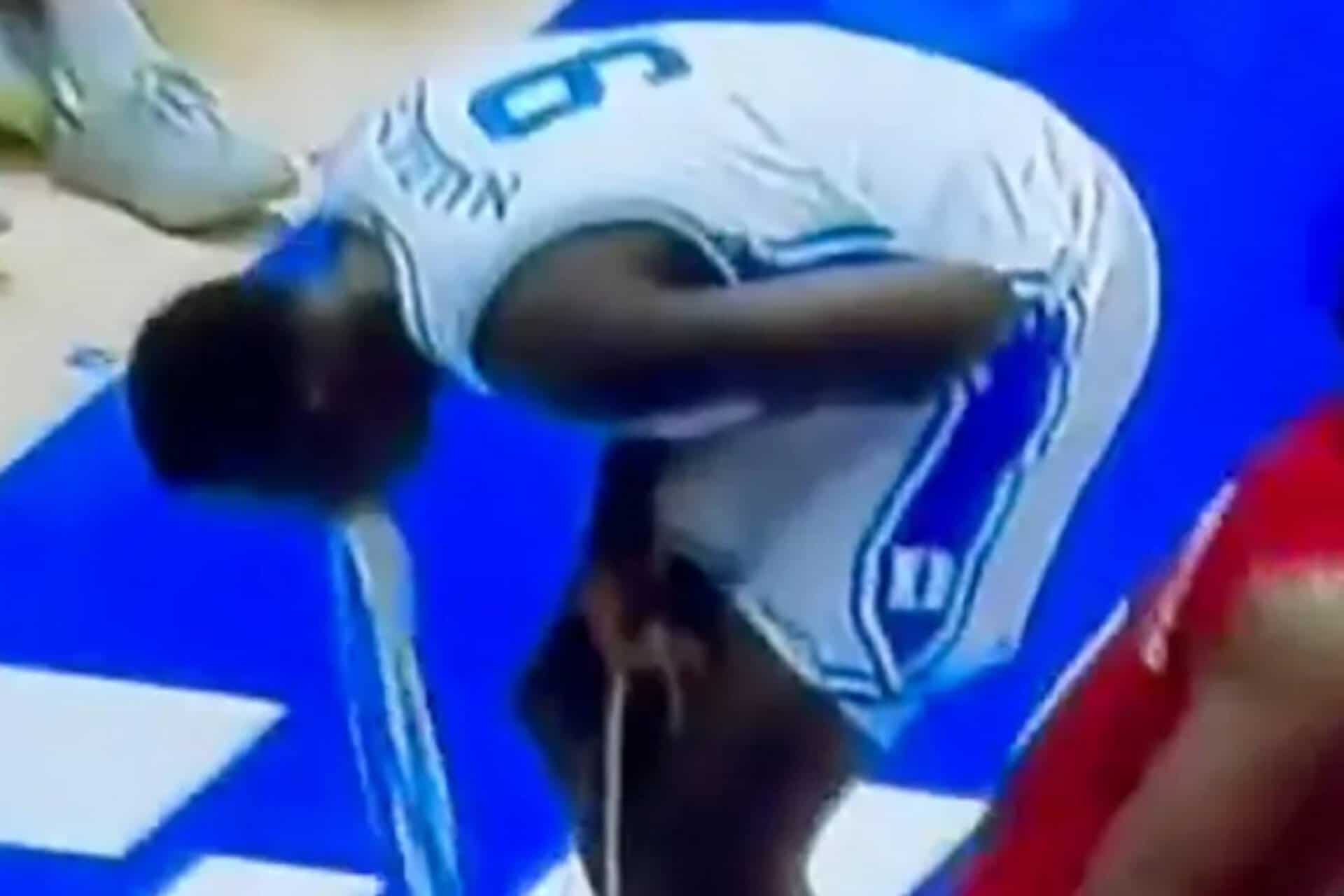 Incroyable scène en NCAA : un joueur vomit en plein match à Duke
