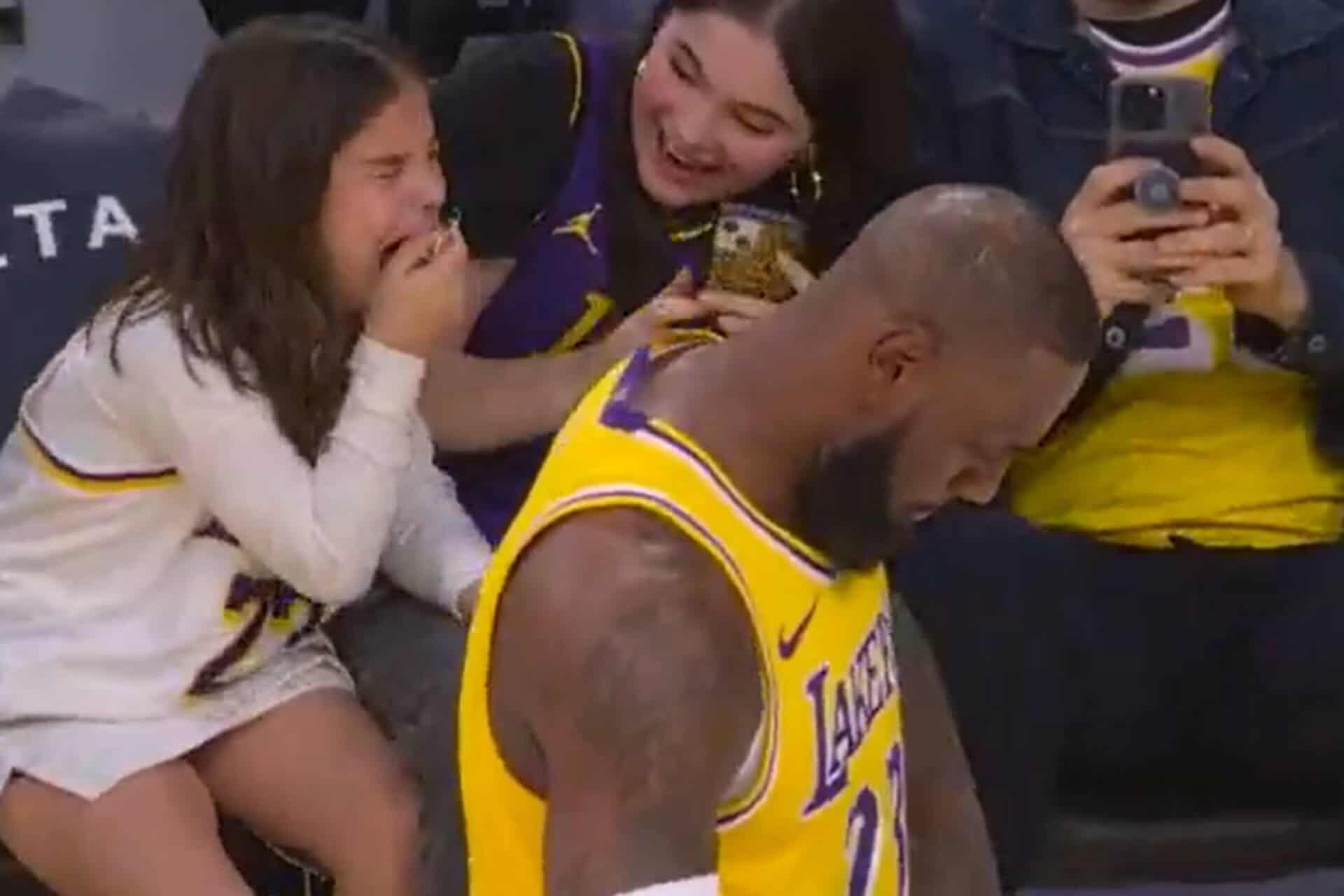 LeBron James émeut une jeune fan jusqu’aux larmes lors d’un match NBA