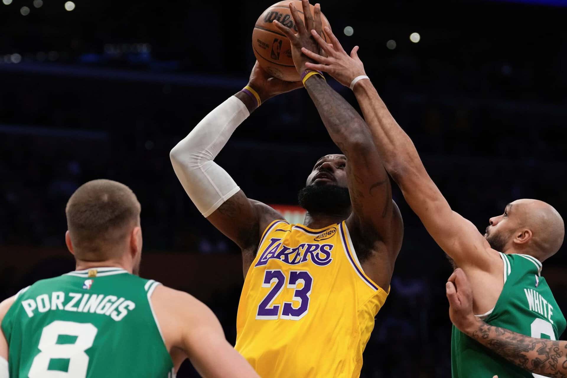LeBron James domine les Celtics à 40 ans avec 35 bagues en jeu