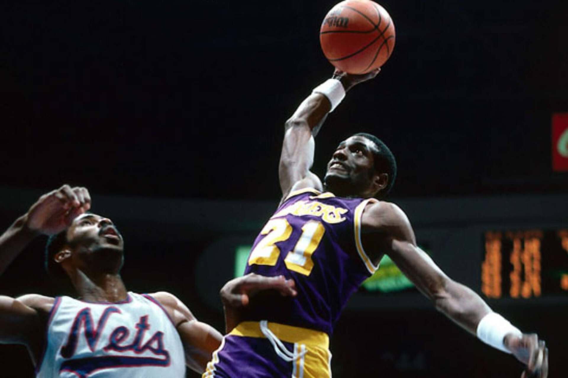 Michael Cooper honoré : les Lakers retirent son mythique numéro 21