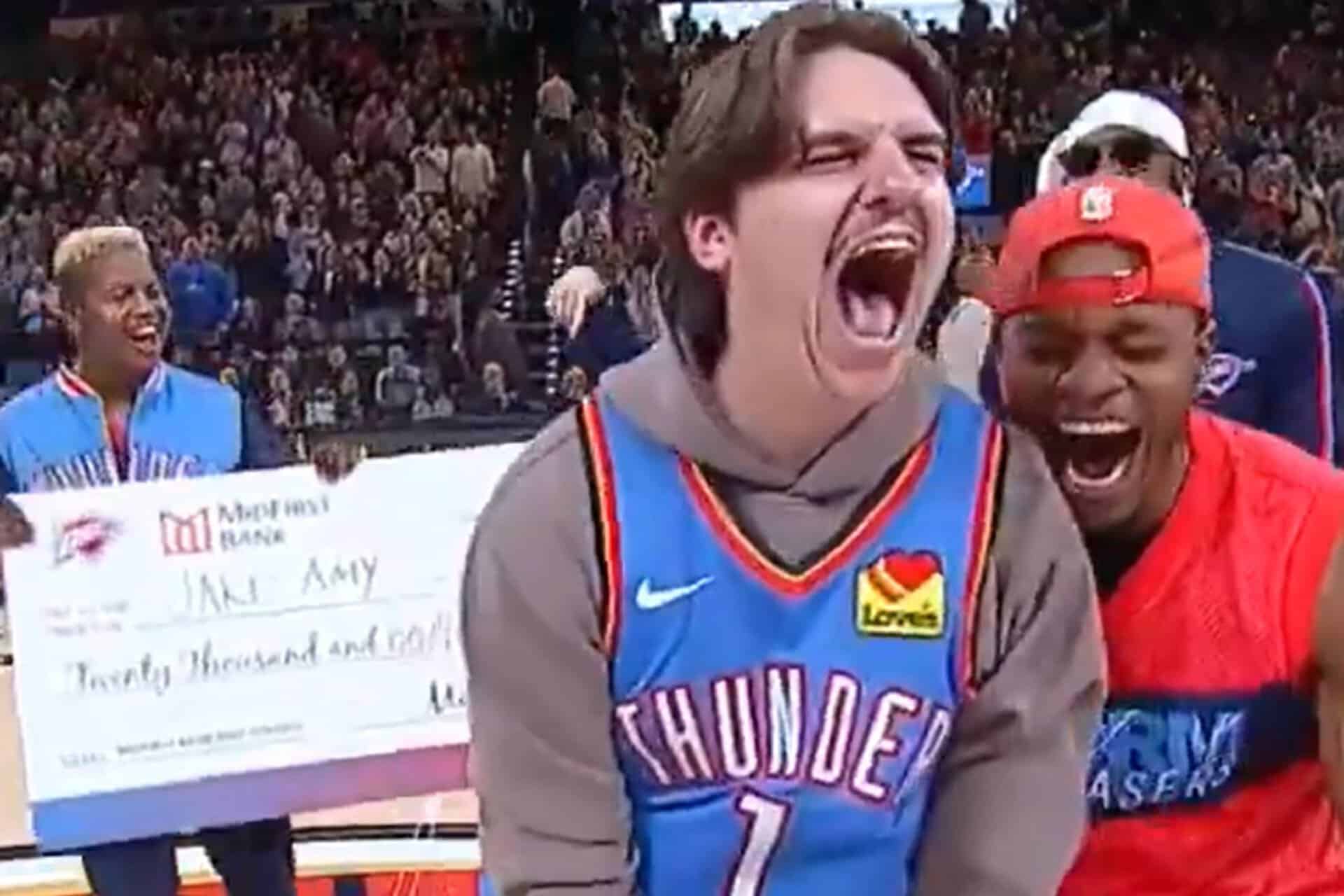 Fan des Thunder gagne 20 000 $ avec un panier depuis le centre!
