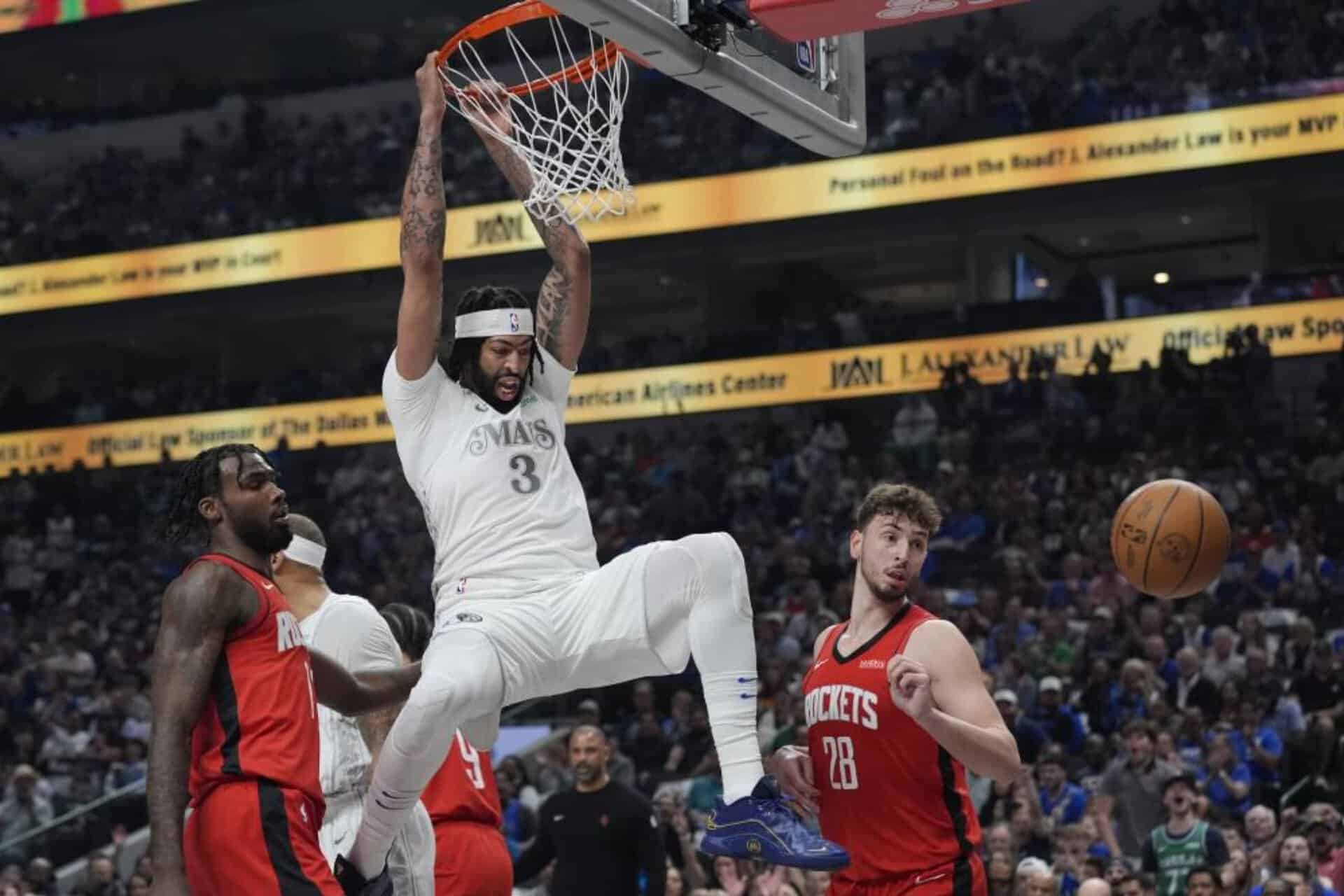 Anthony Davis brille mais se blesse lors de son premier match avec Dallas