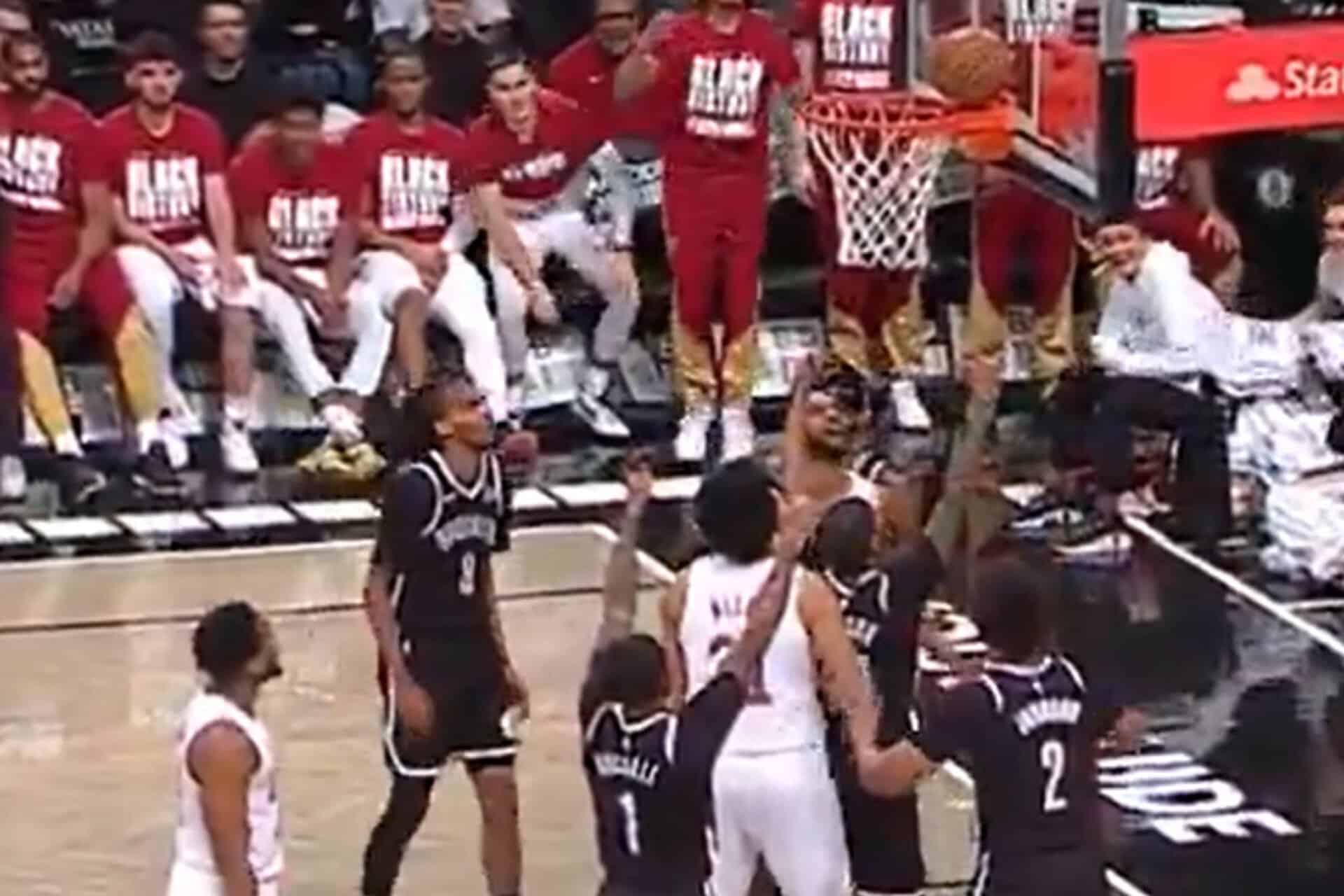 Incroyable en NBA : un ballon reste 6 secondes sur l’arceau lors d’un match