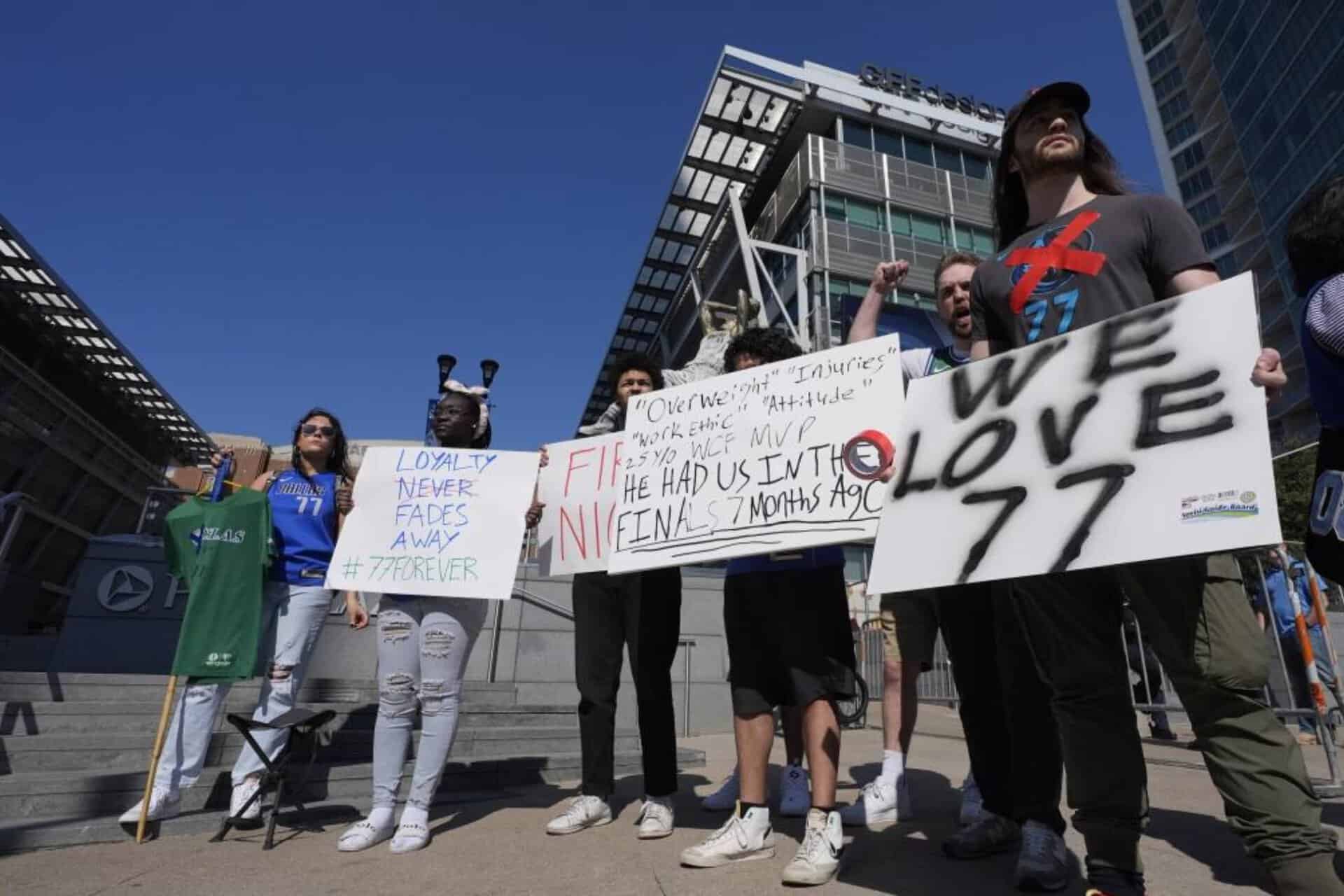 Protestes massives à Dallas suite au transfert de Luka Doncic