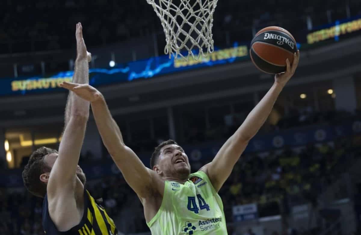 Barça renverse le leader Fenerbahce et touche les playoffs de l'Euroligue