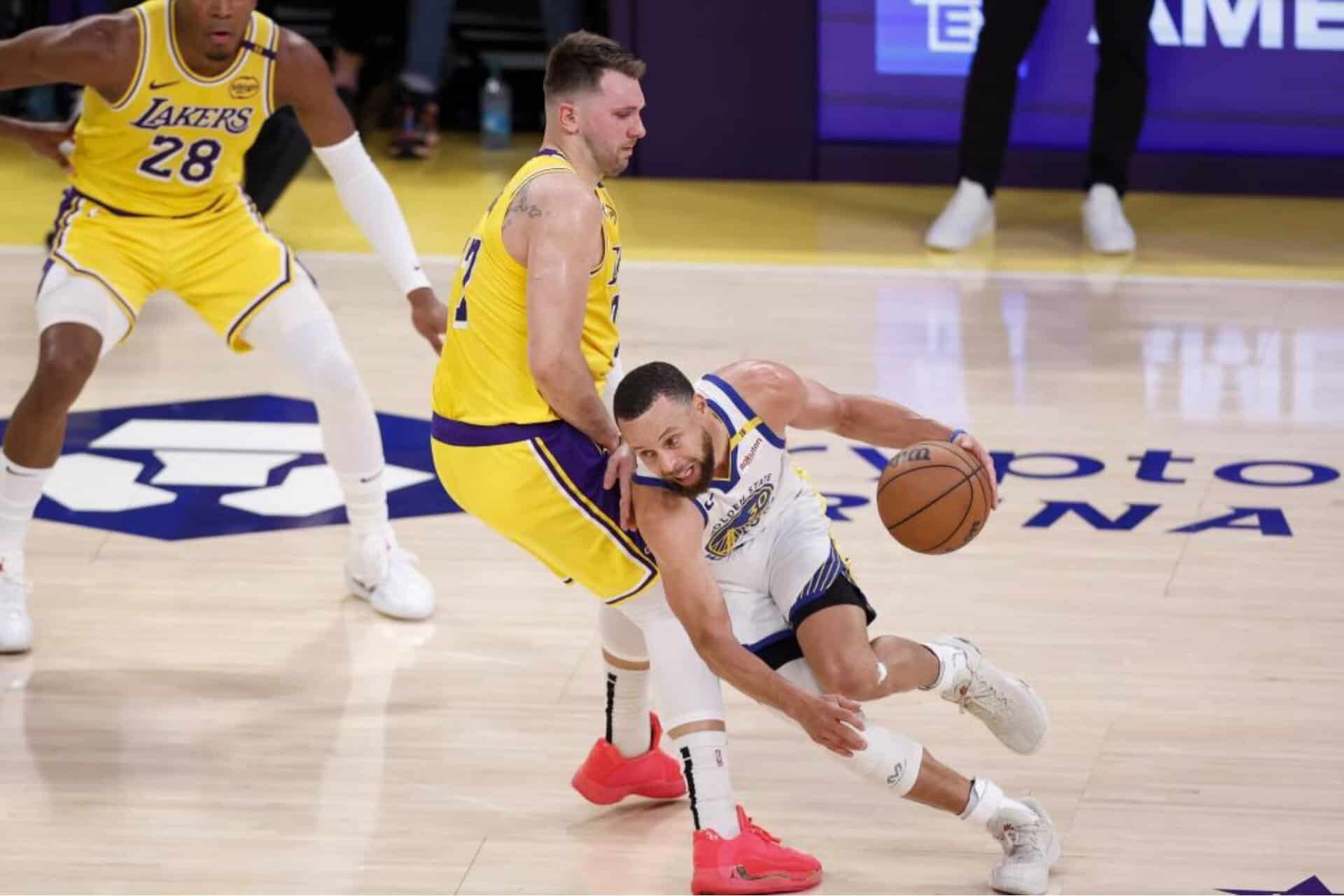 Les Warriors dominent les Lakers, soirée cauchemar pour Luka Doncic