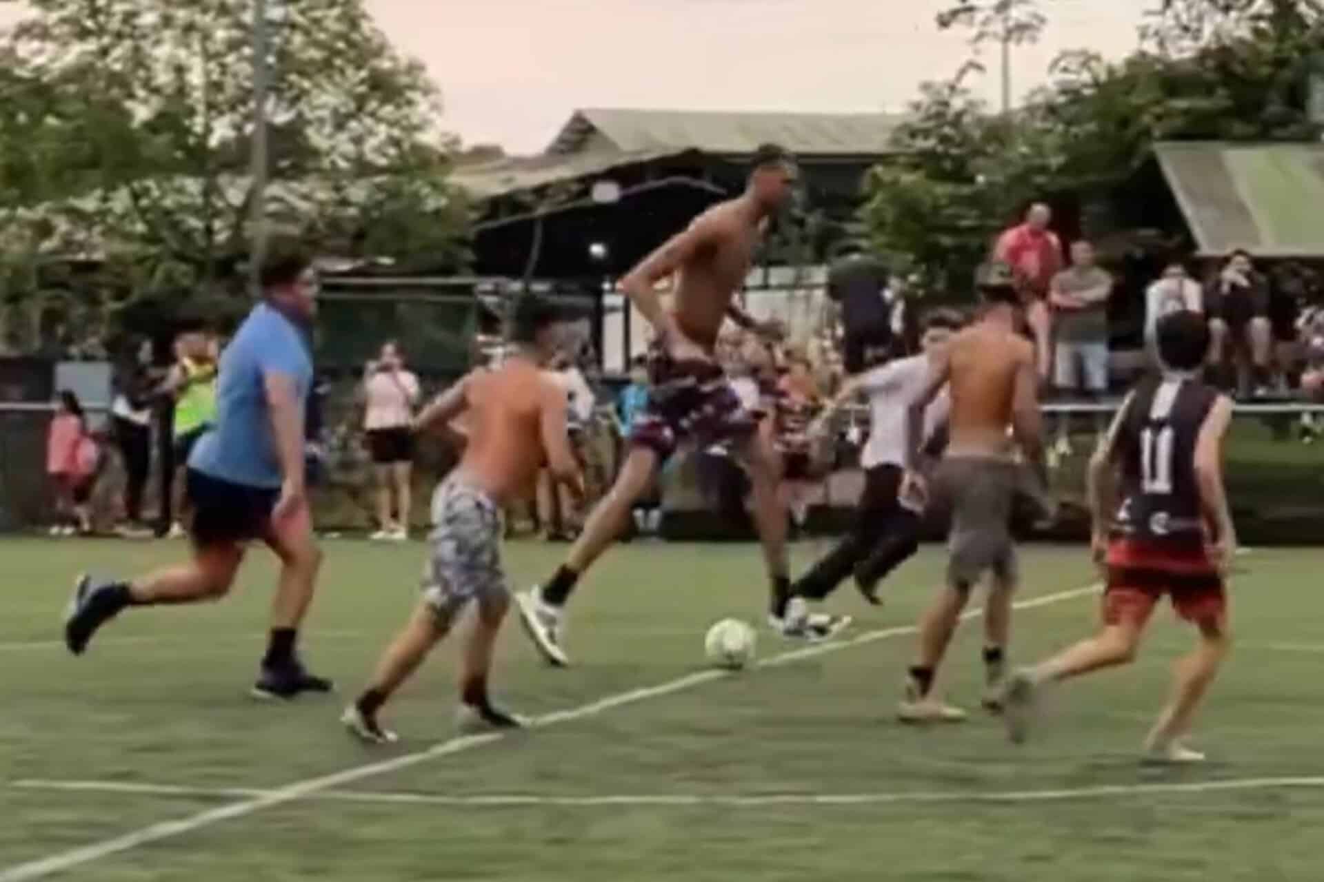 Wembanyama se transforme en Avatar jouant au foot avec des enfants en vacances