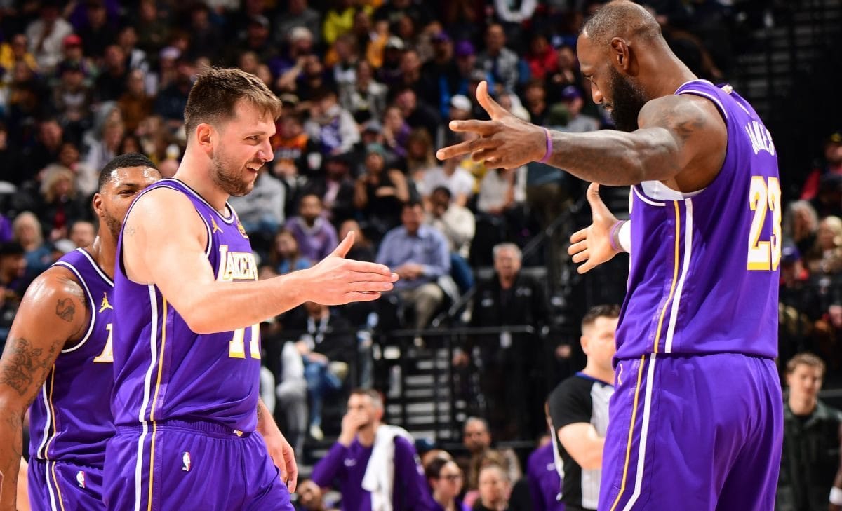 Doncic porte les Lakers avec un triple-double à 45 pts