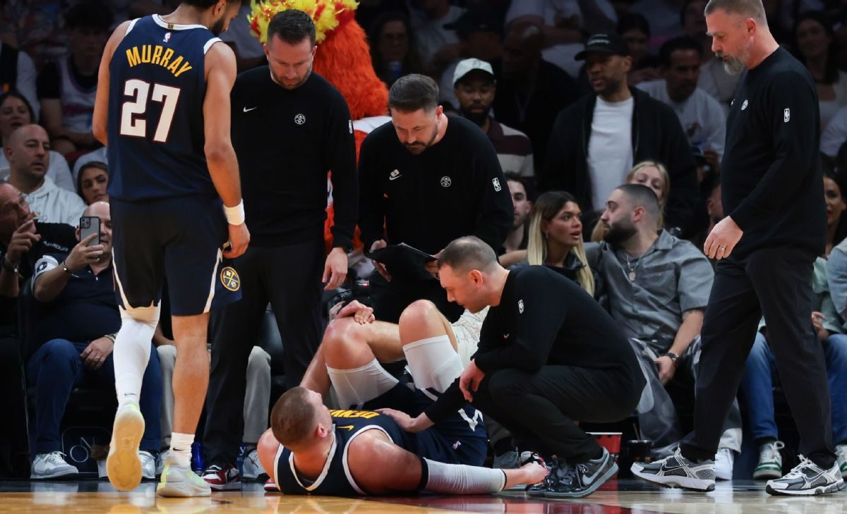 Jokic se blesse au genou face au Heat, inquiétude pour Denver