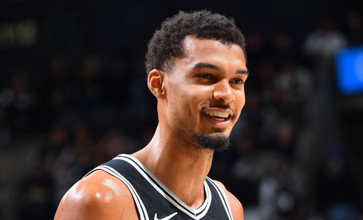 Wembanyama se blesse au genou face aux Knicks, rassurant