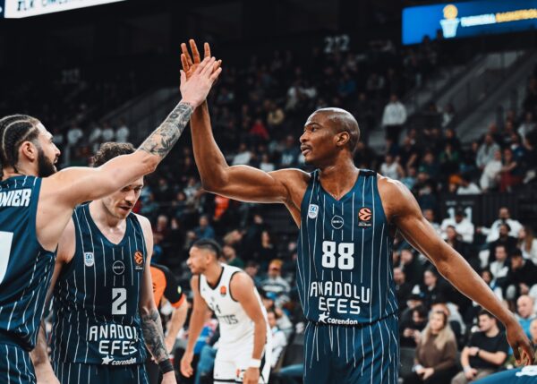 Anadolu Efes prolonge avec Kay Jones malgré une saison difficile