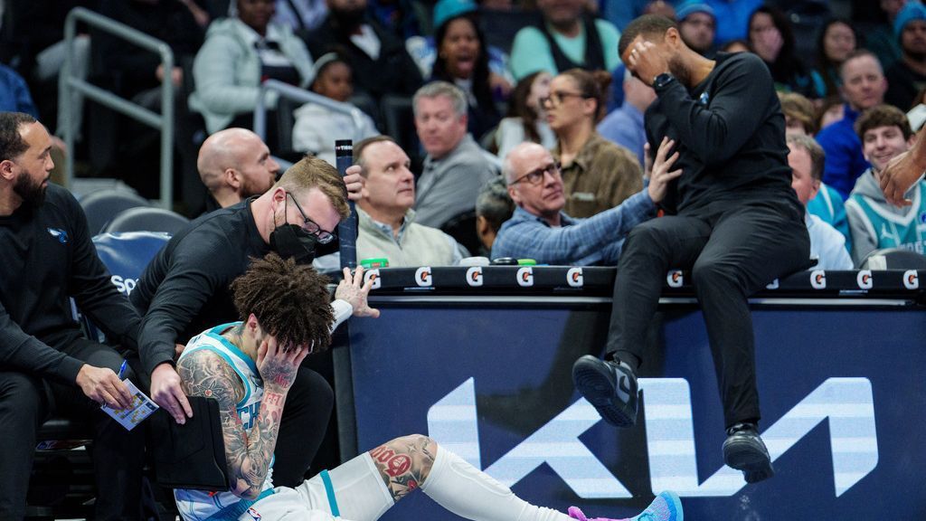 Collision entre Charles Lee et LaMelo Ball chez les Hornets