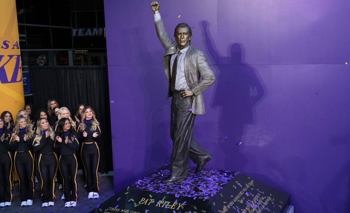 Statue de Pat Riley en costume Armani dévoilée par les Lakers
