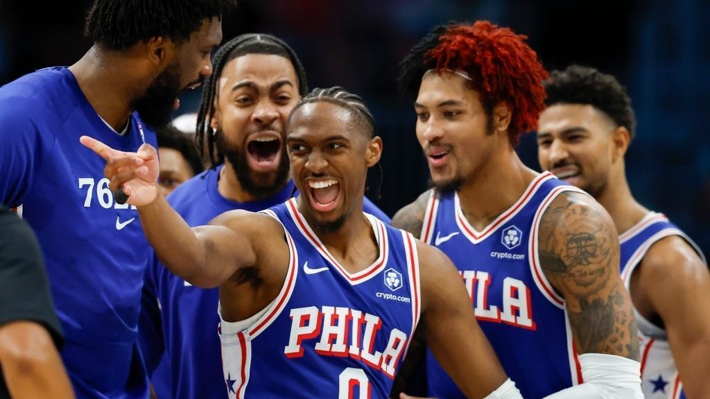 76ers en forme : Maxey, Embiid et George dominent Hornets