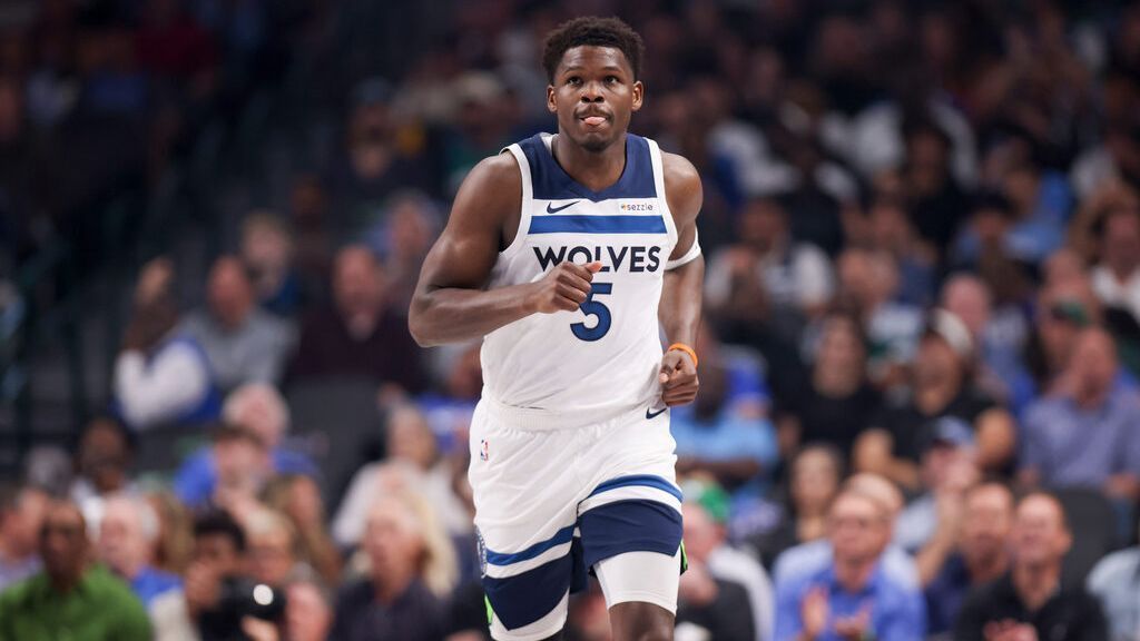 Anthony Edwards rate le tipoff à son retour avec Minnesota