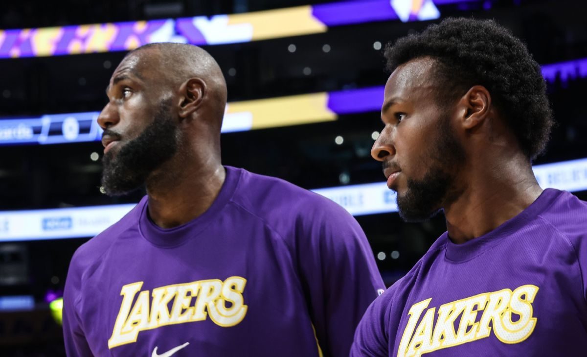 LeBron James casse un panneau face à Bronny James
