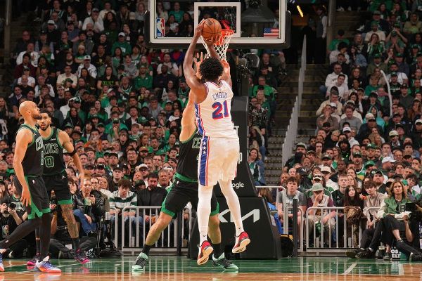Joel Embiid porte les 76ers face aux Celtics en 2026