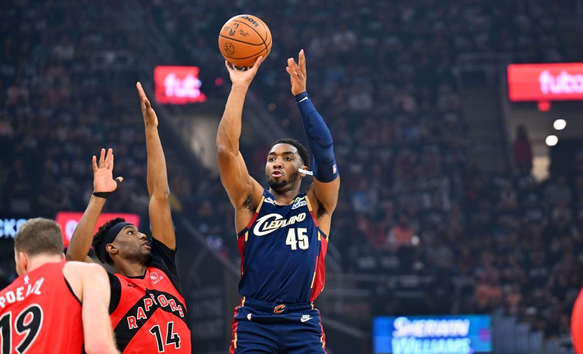 Playoffs NBA 2026 : Mitchell et les Cavs dominent les Raptors