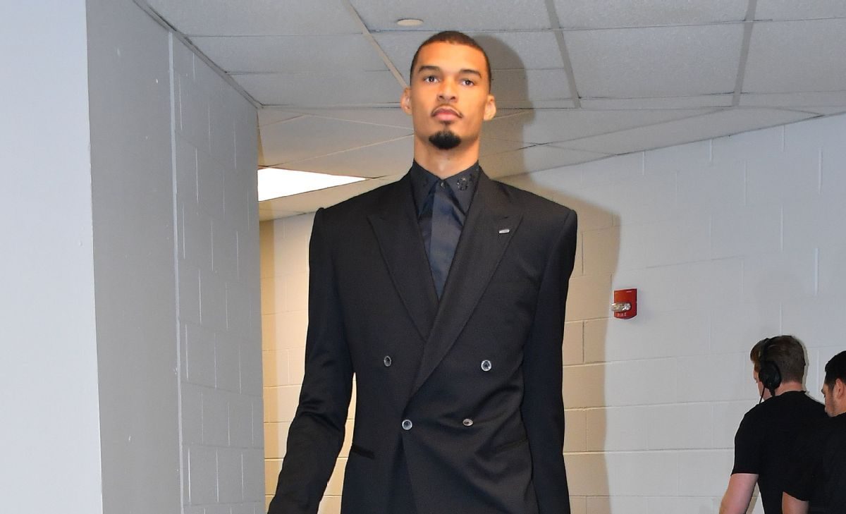 Spurs en costumes noirs avant le Game 1 contre Blazers 2026