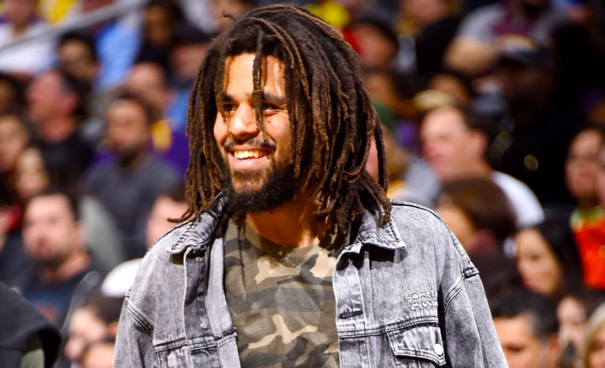J. Cole signe aux Nanjing Monkey Kings en Chine