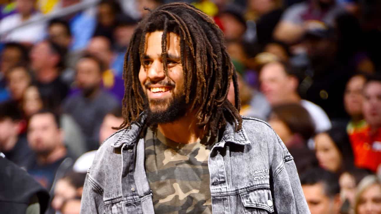 J. Cole signe aux Nanjing Monkey Kings en Chine