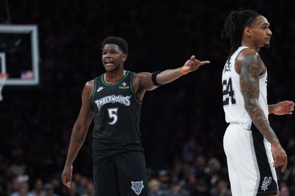Anthony Edwards et les Wolves face au défi après défaite Spurs