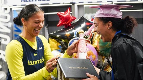 Azzi Fudd reçoit un diplôme "Master Princess" avec Dallas Wings
