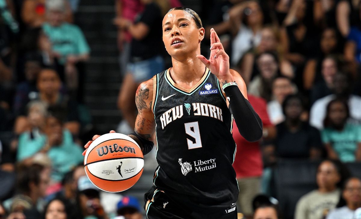 Chicago Sky signe Natasha Cloud et libère Hailey Van Lith