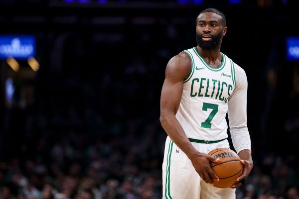 Jaylen Brown critique les arbitres et Embiid en 2026