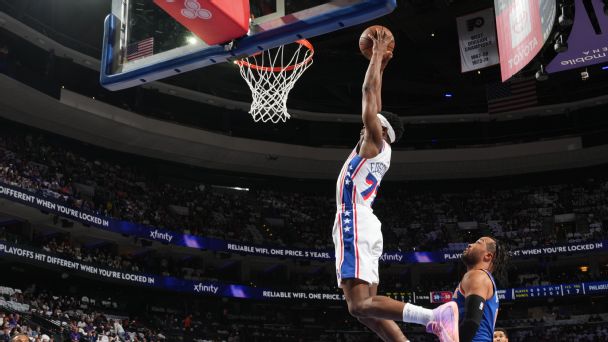 Maxey et Edgecombe brillent, Robinson posterise Embiid en 2026