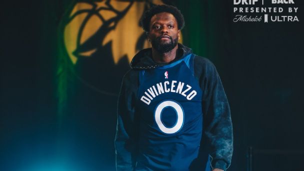 Timberwolves unis en maillots Donte DiVincenzo avant le Game 6