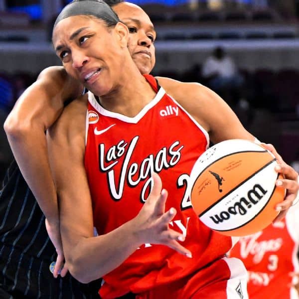 A'ja Wilson guide Las Vegas Aces face à Kamilla Cardoso
