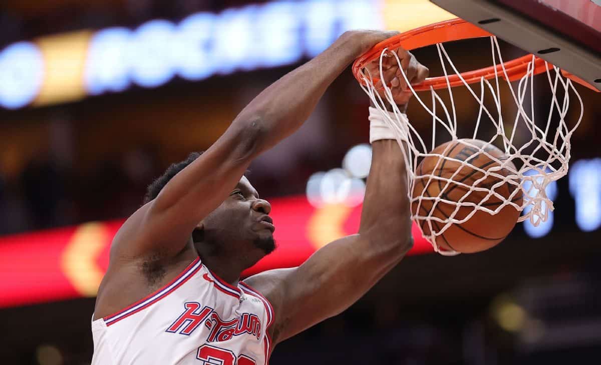 Clint Capela dunk face aux footballeurs du Congo DR à Houston