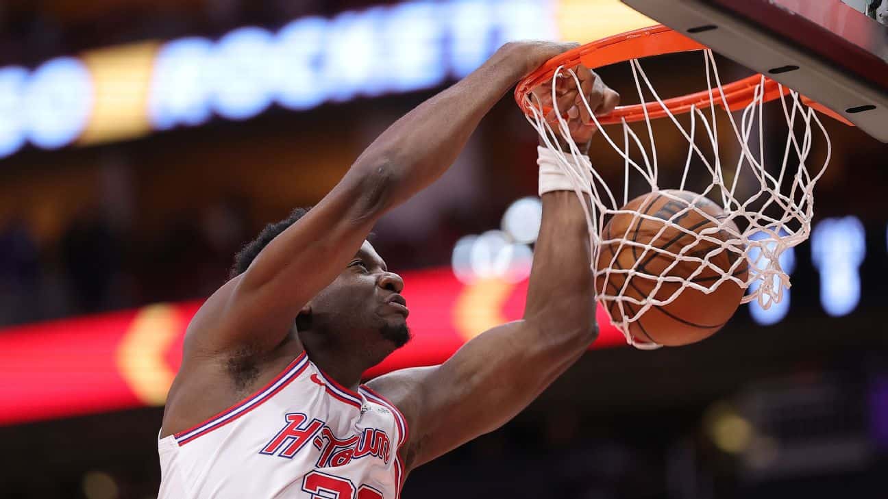 Clint Capela dunk face aux footballeurs du Congo DR à Houston
