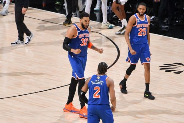 Knicks dominent Spurs 2-0 en Finales NBA 2026, Wemby rate
