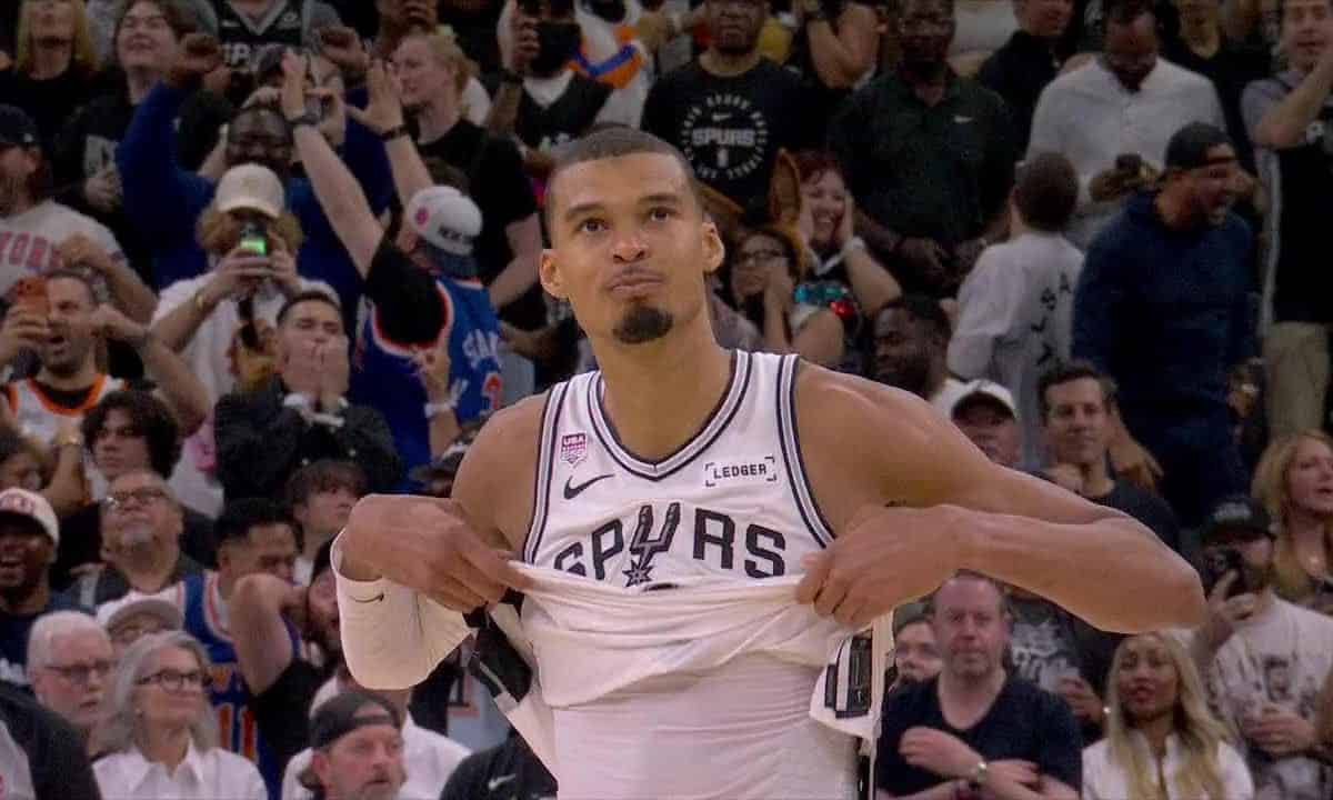 Knicks dominent Spurs 105-104, Wemby rate la dernière