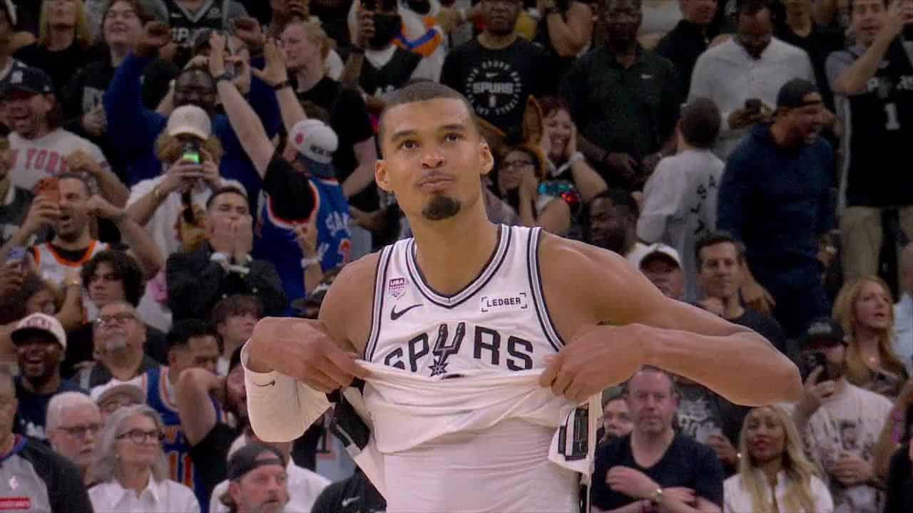 Knicks dominent Spurs 105-104, Wemby rate la dernière