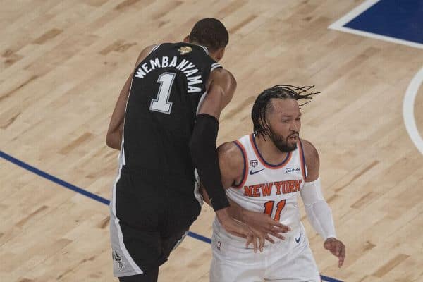 Wembanyama évite la faute flagrante face aux Knicks 2026