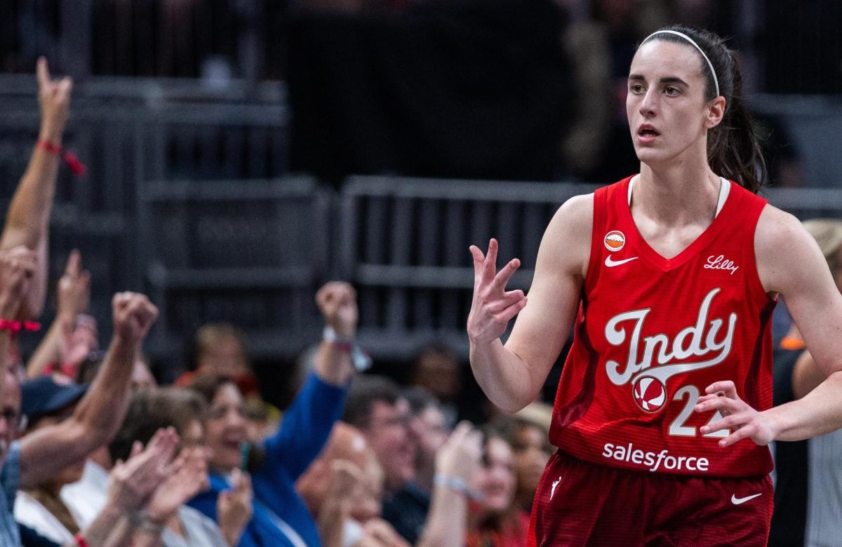 Caitlin Clark explose avec 45 pts et 10 passes, Fever bat Storm