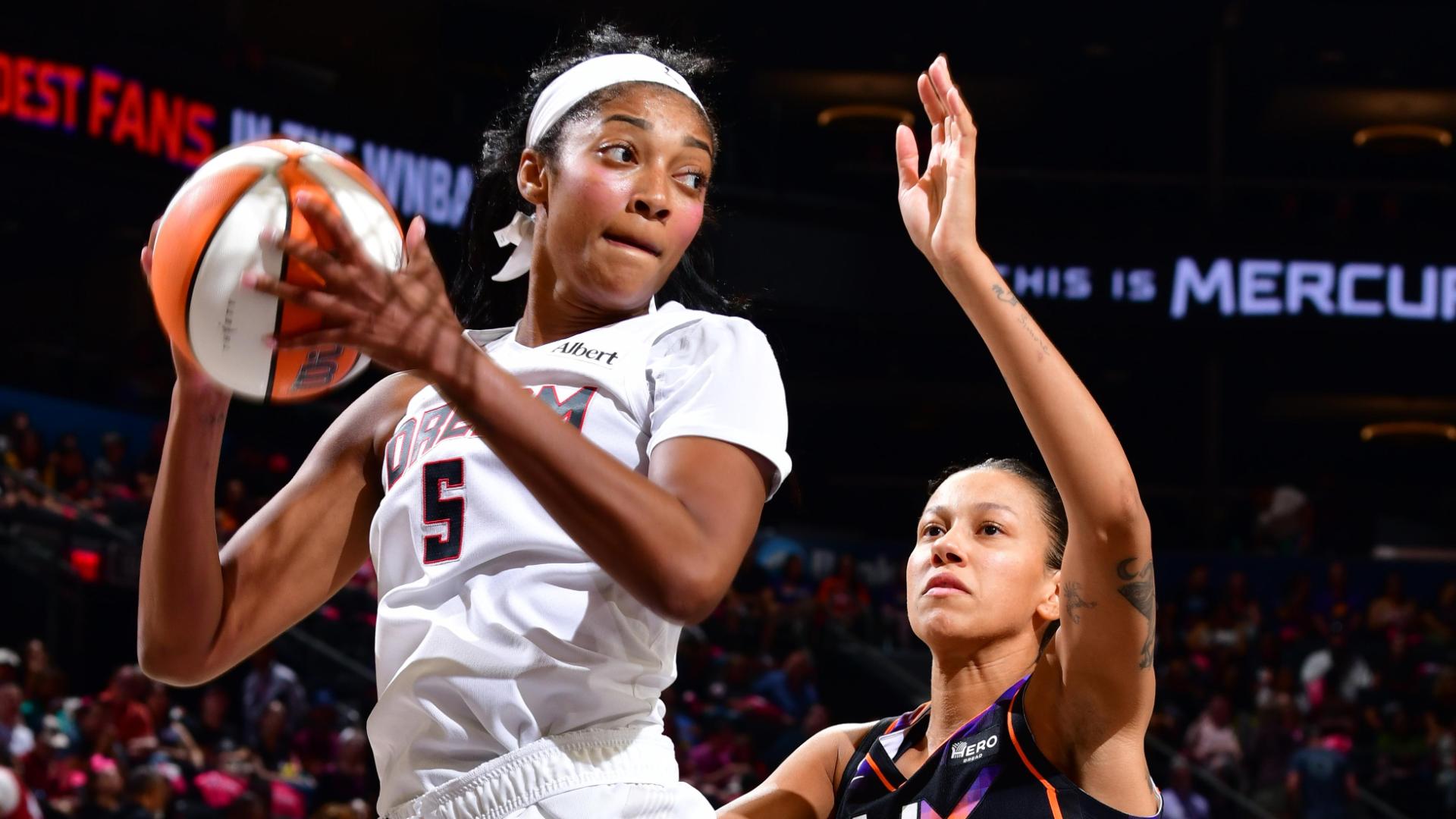 Angel Reese brille, Atlanta Dream bat Phoenix Mercury 99-89
