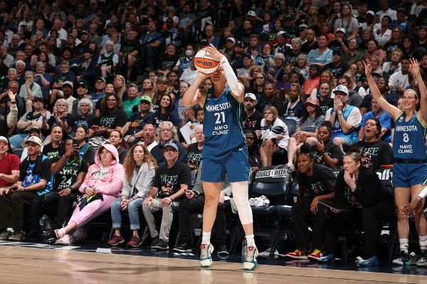 Kayla McBride bat le record à 10 tirs à 3 points en 2026