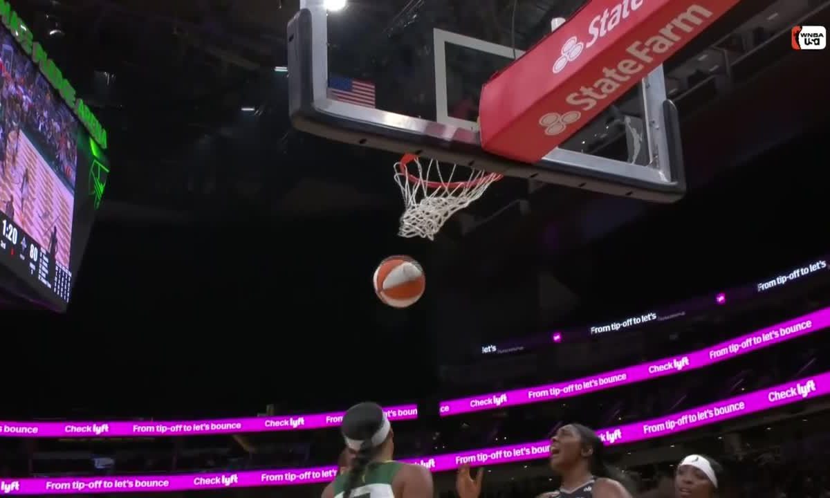 Jackie Young explose avec 22 points en un quart, Aces dominent Storm