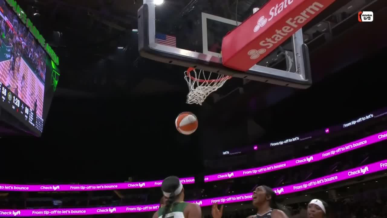Jackie Young explose avec 22 points en un quart, Aces dominent Storm