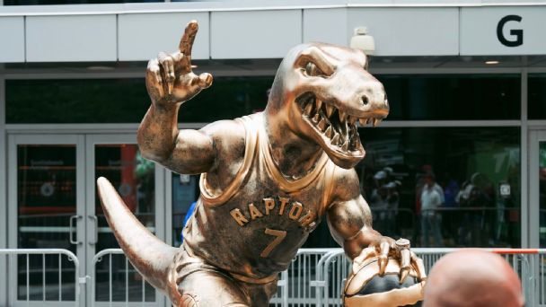 Raptors 2026 honorent Kyle Lowry avec statue dorée unique