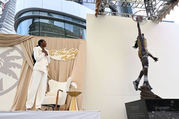 Statue de Lisa Leslie inaugurée devant Crypto.com Arena 2026