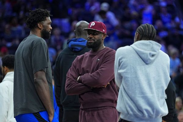 Mike Breen s&rsquo;excuse après le démenti de LeBron sur Embiid